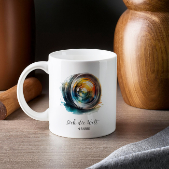 Weiße Fototasse mit farbenfrochem Kameraobjektiv und dem Schriftzug „Sich die Welt in Farbe“. Perfektes Geschenk für Fotografen, Fotobegeisterte oder kreative Köpfe – stilvoll und inspirierend.